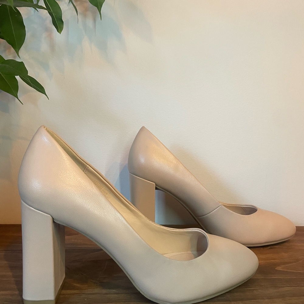 Le Chateau Women's Classic Cream Leather Block Heels - Picture 4 of 11